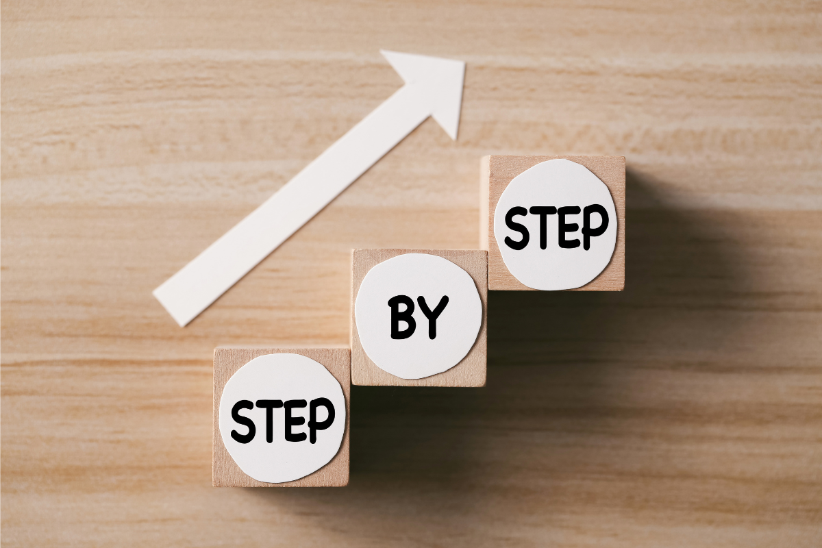 An image of an arrow going up step by step.