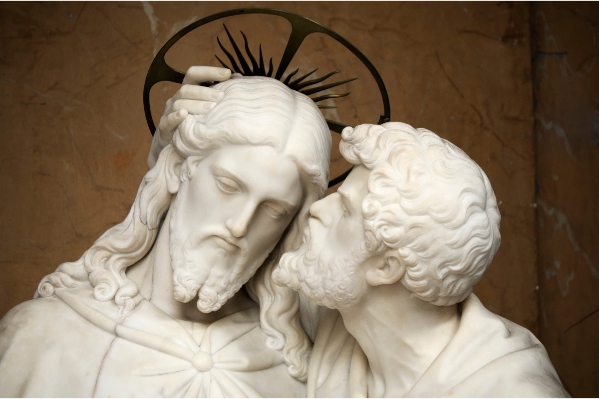 A marble statue of Judas's betrayal of Jesus.