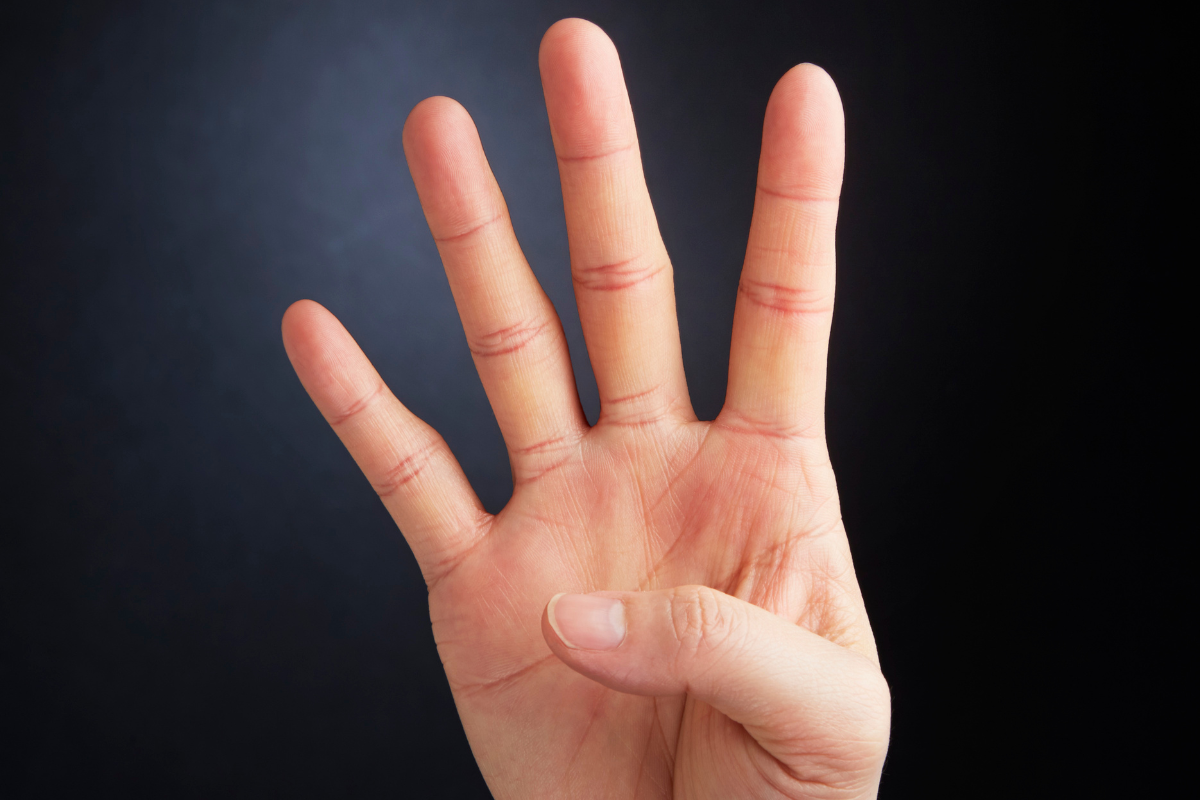 The number four displayed using fingers.