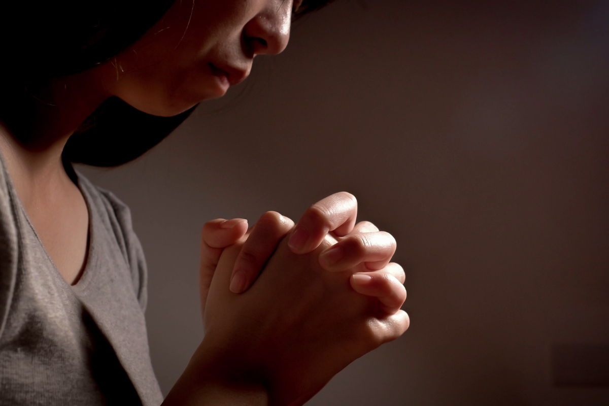 An image of a woman praying.