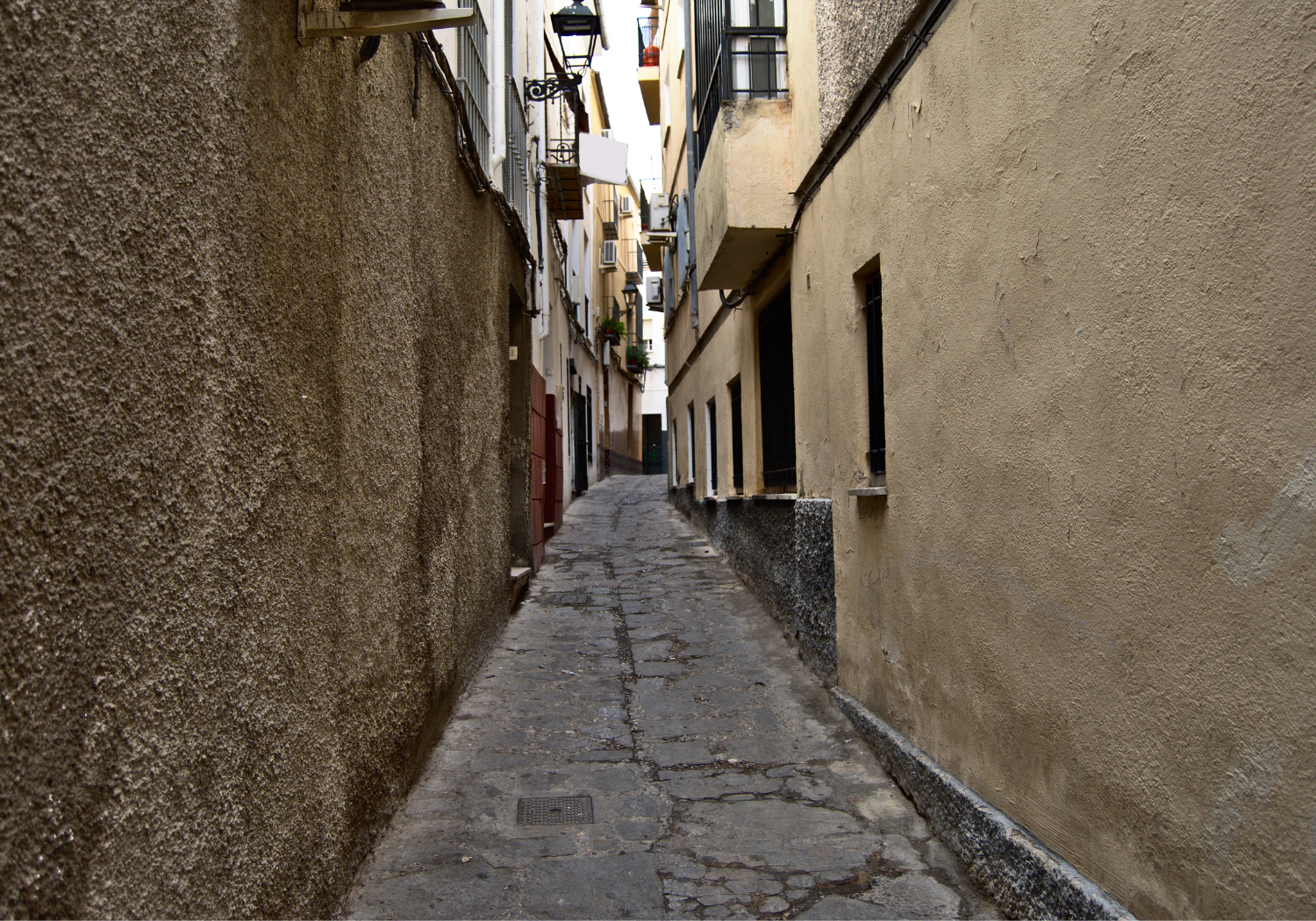 An image of a narrow street.
