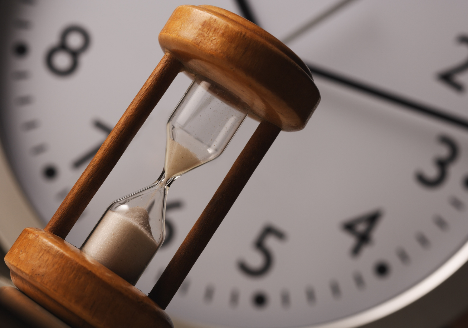 An image of a wall clock and an hourglass.